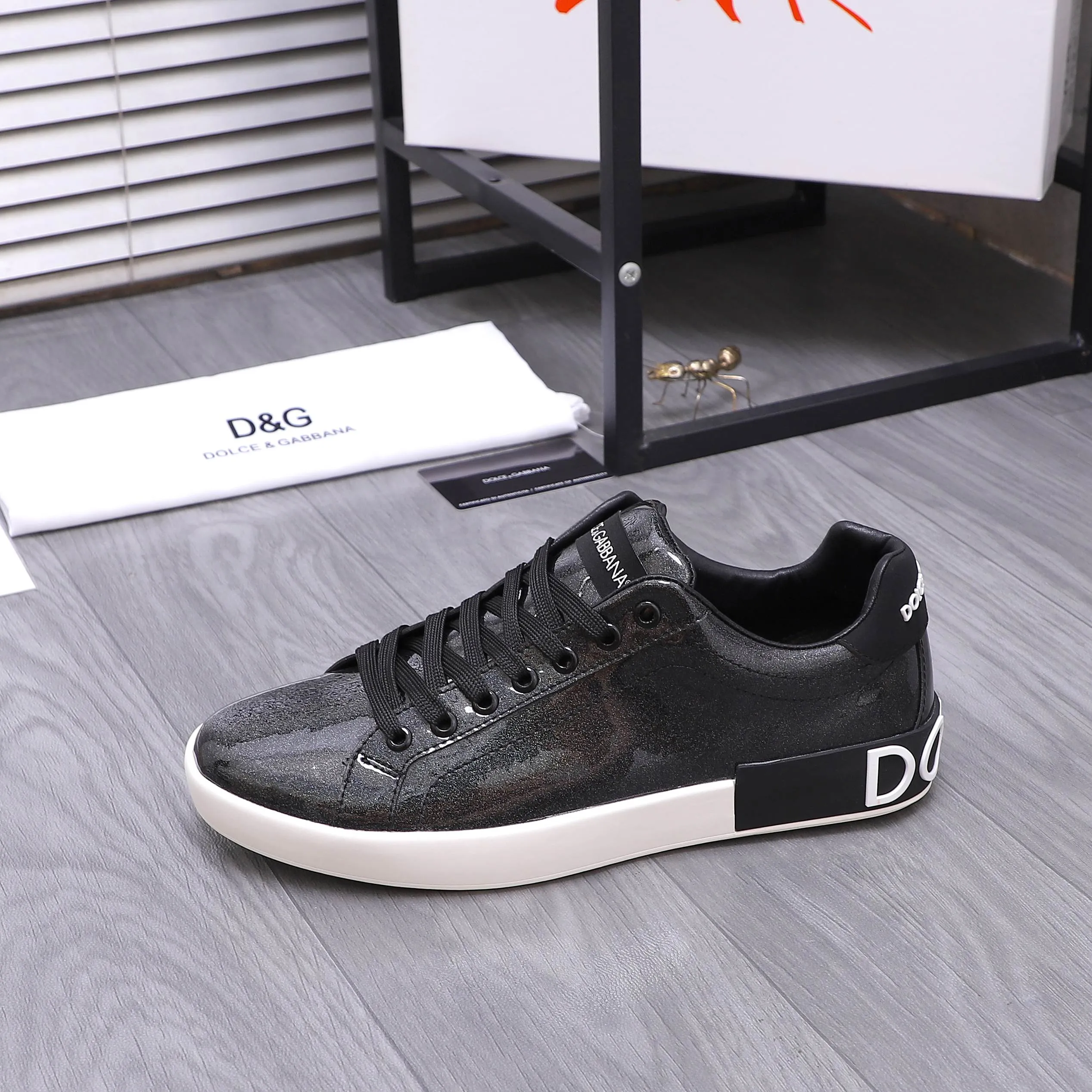 Men's shoes 💰420 Product trademark: DG (Dolce & Gabbana) couple's casual shoes Regular size: 35-46 (45.46 is custom-made and non-returnable) Product materials: Selected patent cowhide upper, leather lining, cowhide insole, original outsole